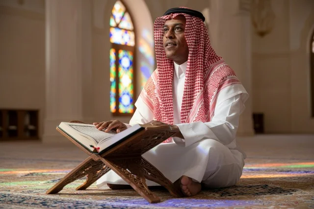 رجل سعودي يقرأ القرآن الكريم داخل المسجد رجل سعودي يقرأ القرآن الكريم داخل المسجد