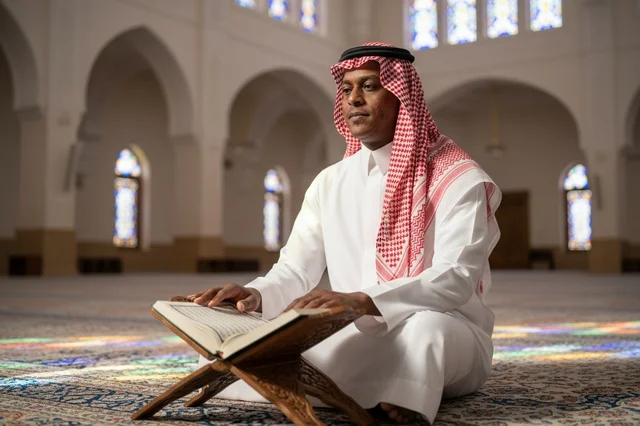 رجل سعودي يقرأ القرآن الكريم داخل المسجد رجل سعودي يقرأ القرآن الكريم داخل المسجد