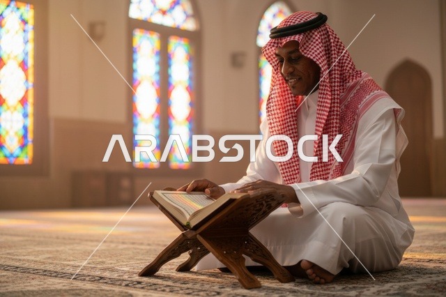 رجل سعودي يقرأ القرآن الكريم داخل المسجد
