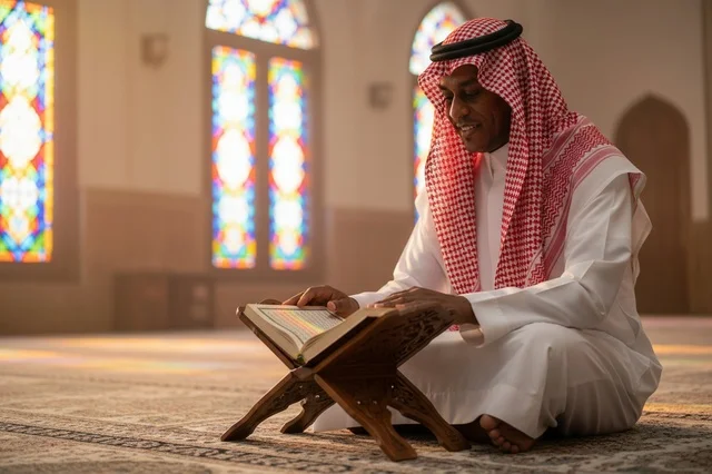 رجل سعودي يقرأ القرآن الكريم داخل المسجد رجل سعودي يقرأ القرآن الكريم داخل المسجد
