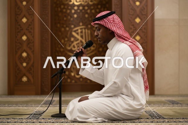 رجل سعودي يتحدث عبر الميكروفون داخل المسجد