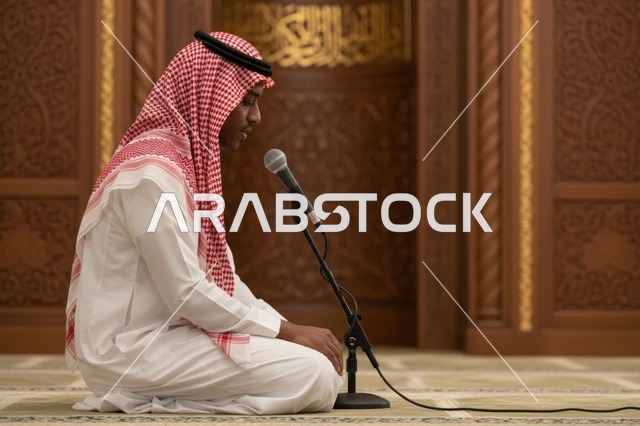 رجل سعودي يتحدث عبر الميكروفون داخل المسجد