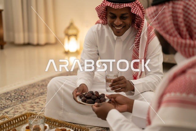 رجل سعودي يقدم التمر في إفطار رمضان