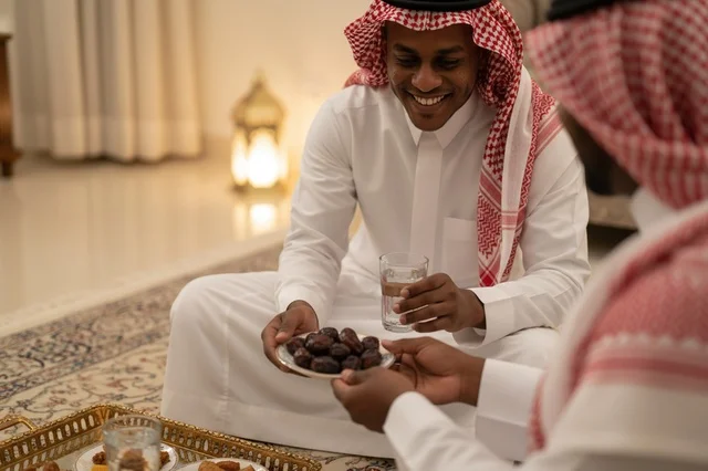رجل سعودي يقدم التمر في إفطار رمضان