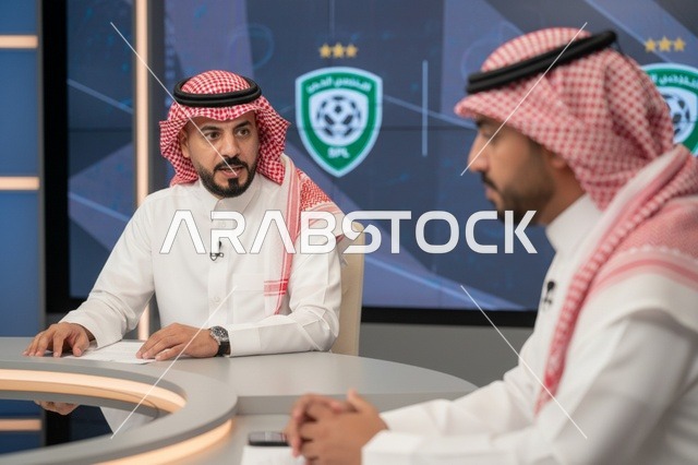 رجال سعوديون في استوديو تلفزيوني للتحليل الرياضي