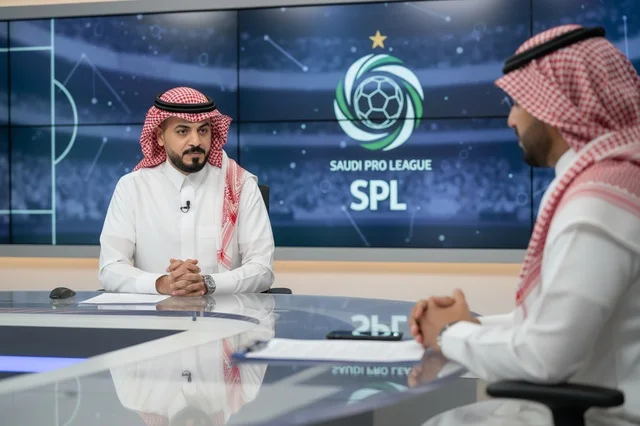 رجال سعوديون بالزي التقليدي في استوديو تلفزيون رياضي