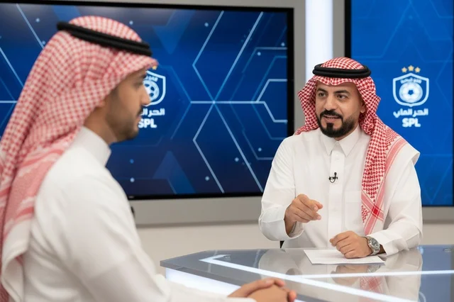 رجال سعوديون بالزي التقليدي في استوديو تلفزيون رياضي
