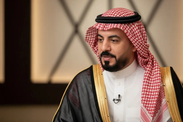 رجل سعودي بالزي التقليدي والبشت خلال مقابلة