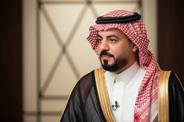 رجل سعودي بالبشت والشماغ في زي رسمي رجل سعودي بالبشت والشماغ في زي رسمي