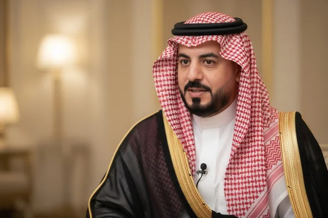 رجل سعودي بالزي التقليدي والبشت في مقابلة إعلامية