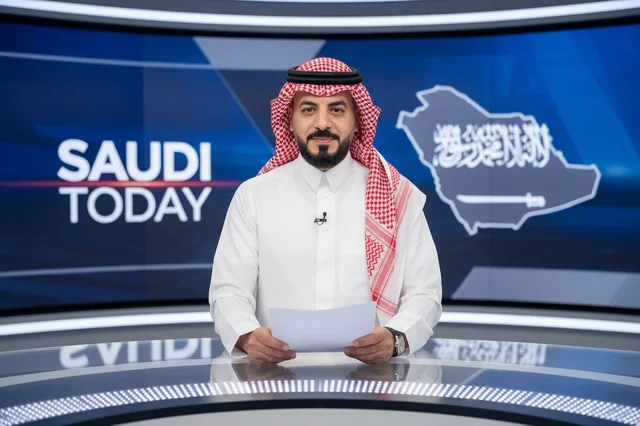 مذيع أخبار سعودي في استوديو بث تلفزيوني