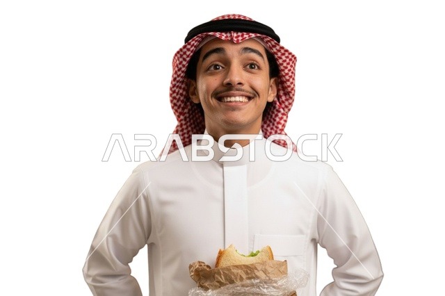 رجل سعودي بالزي التقليدي يبتسم ويمسك شطيرة