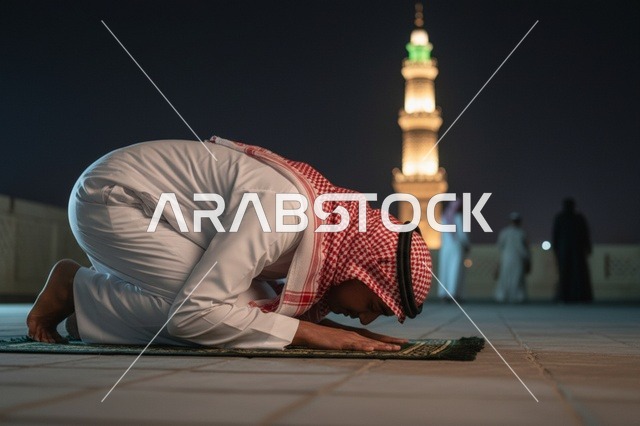 رجل سعودي يسجد في صلاة ليلية بالمسجد