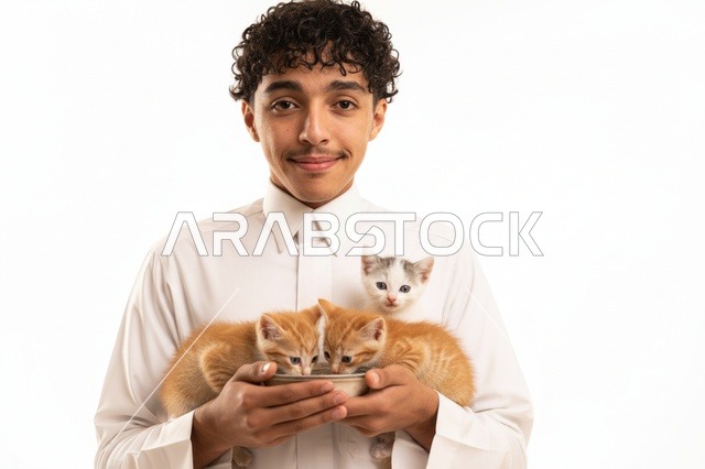 شاب سعودي بالثوب الأبيض يطعم قطط صغيرة