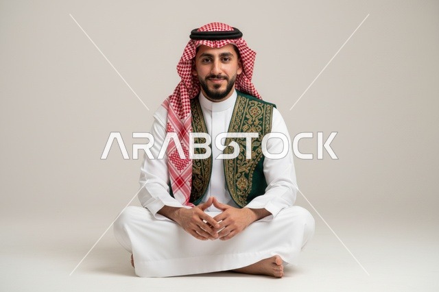 رجل سعودي بالزي التقليدي والسديري في الاستوديو