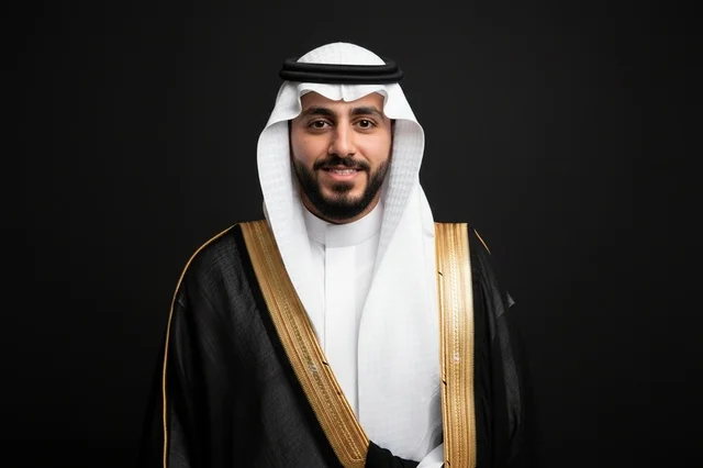 رجل سعودي بالبشت الأسود والزي السعودي التقليدي