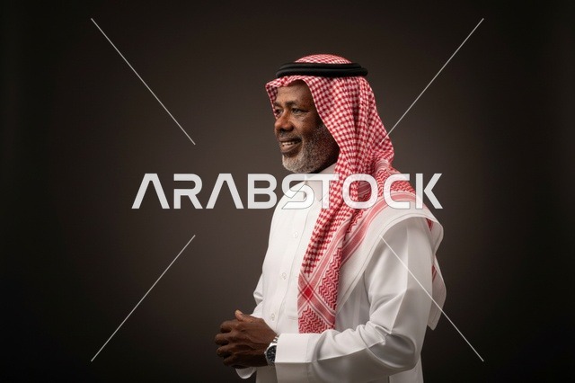 رجل سعودي مسن بالزي التقليدي في استوديو