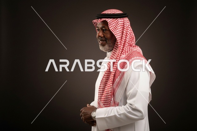 بورتريه رجل سعودي مسن بالزي التقليدي السعودي