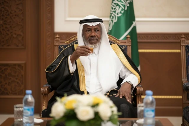 رجل سعودي مسن بالبشت والثوب التقليدي