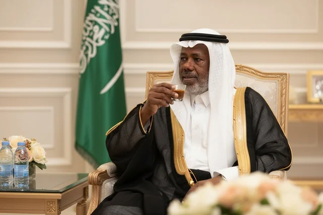 رجل سعودي بالبشت التقليدي يشرب القهوة العربية
