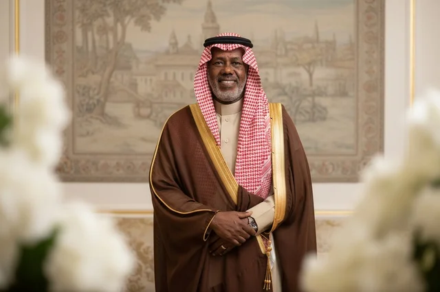 رجل سعودي مسن يرتدي البشت التقليدي والشماغ الرسمي