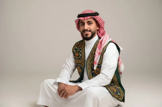 رجل سعودي بالزي التقليدي وصديري مطرز