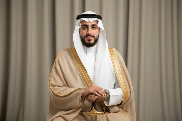 رجل سعودي بالبشت التقليدي والثوب الرسمي