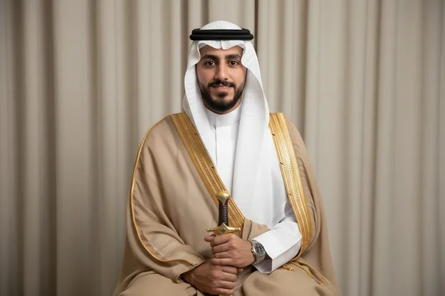 رجل سعودي بالبشت التقليدي يحمل سيفاً