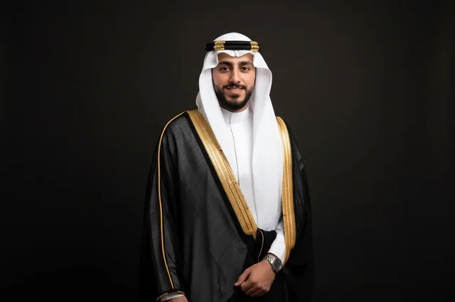 رجل سعودي يرتدي البشت الأسود والغترة البيضاء