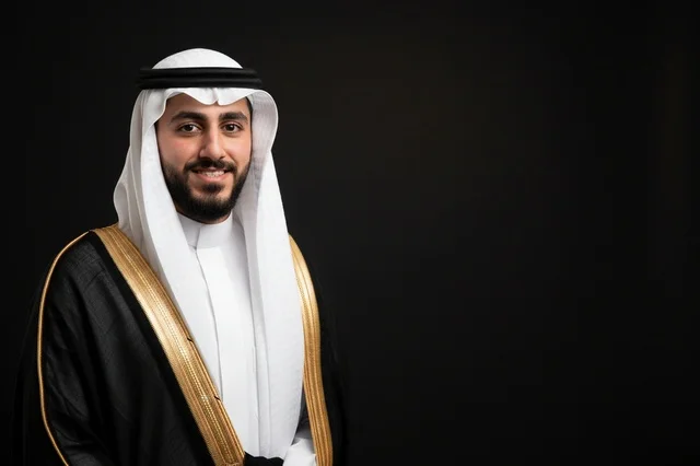 رجل سعودي بالزي التقليدي والبشت الأسود الرسمي
