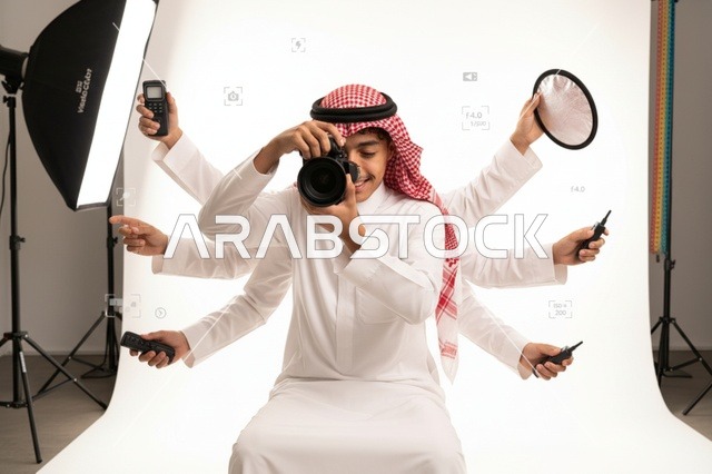 مصور سعودي بأذرع متعددة في استوديو تصوير احترافي