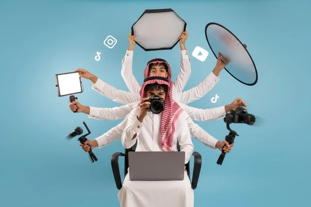 صانع محتوى سعودي يقوم بمهام متعددة بمعدات تصوير صانع محتوى سعودي يقوم بمهام متعددة بمعدات تصوير