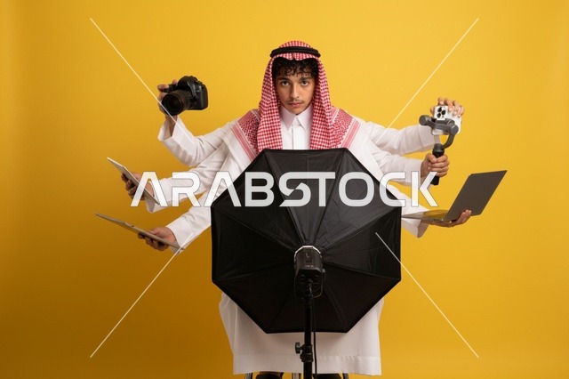 صانع محتوى سعودي مع أدوات الإنتاج الإعلامي