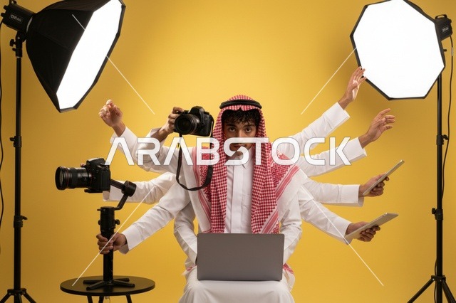 مصور سعودي يقوم بمهام متعددة في استوديو احترافي