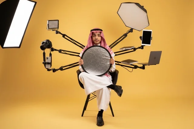 صانع محتوى سعودي مع معدات استوديو احترافية