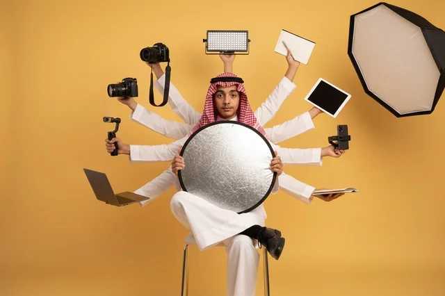 رجل سعودي مع معدات إنتاج إعلامي في الاستوديو