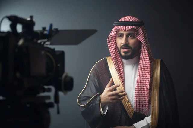 رجل سعودي بالبشت أثناء مقابلة في استوديو