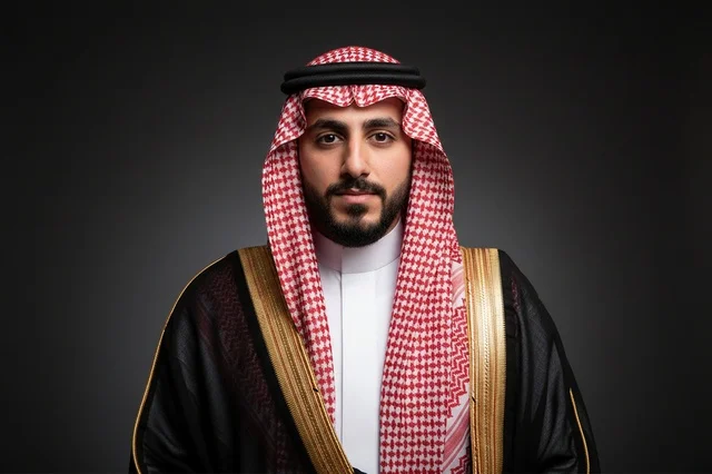 رجل سعودي يرتدي البشت والشماغ التقليدي
