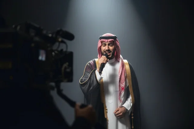 رجل سعودي يغني في استوديو إعلامي محترف