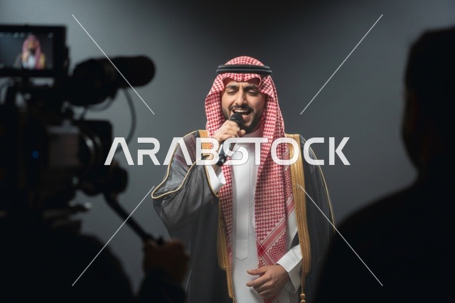 رجل سعودي يغني في استوديو إعلامي محترف