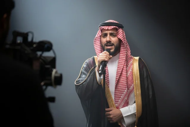 رجل سعودي يغني في استوديو إعلامي محترف
