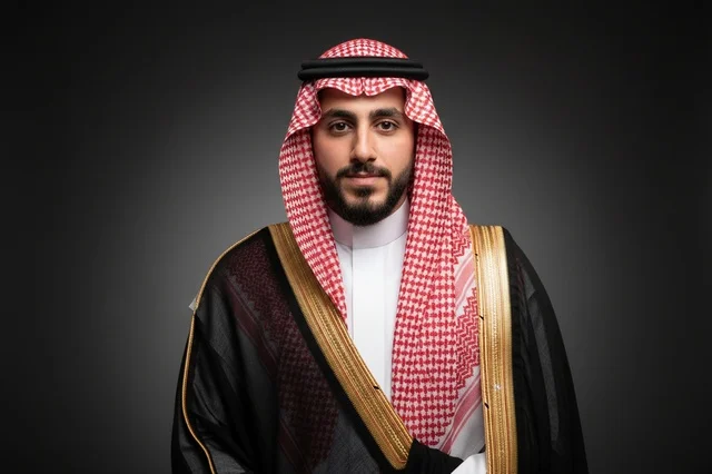 رجل سعودي يرتدي البشت والشماغ التقليدي