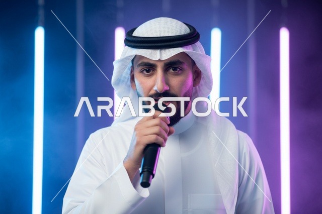 رجل سعودي مع ميكروفون على منصة استوديو نيون