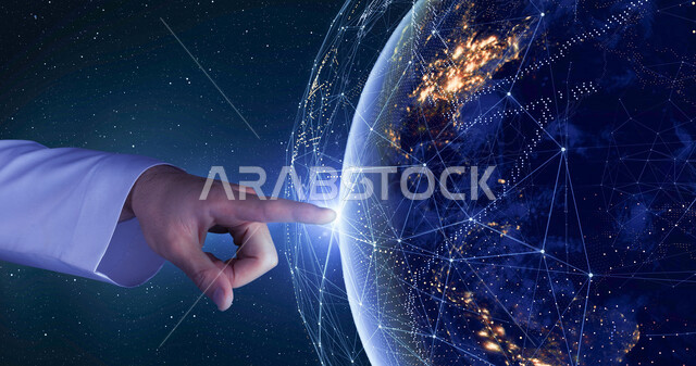 صورة مقربة ليد رجل عربي  خليجي سعودي يضغط بأصبعه باستخدام بصمة مضيئة على شبكة محاطة بالكرة الأرضية في المجرة بتقنية الهولوجرام ثلاثية الأبعاد ، الدخول الآمن و مفهوم آمن تكنولوجيا المعلومات 