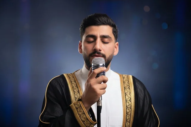 رجل سعودي يغني في ميكروفون بالبشت التقليدي