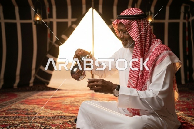 رجل سعودي يصب القهوة العربية في بيت شعر
