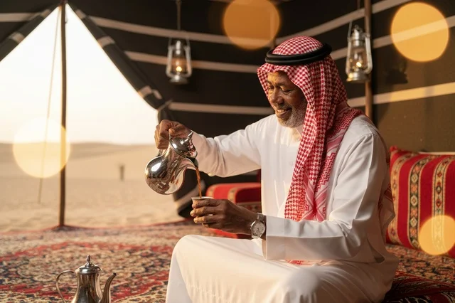 رجل سعودي يصب القهوة العربية في خيمة صحراوية