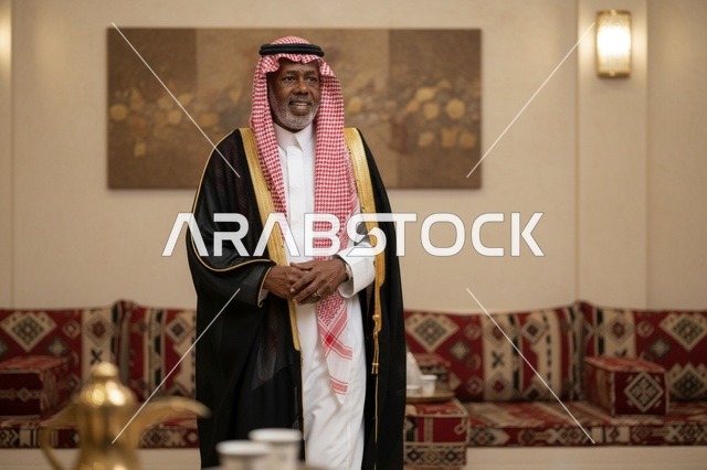 رجل سعودي مسن بالبشت التقليدي في المجلس