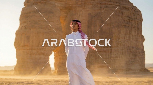 رجل سعودي عند جبل الفيل في العلا وقت الغروب