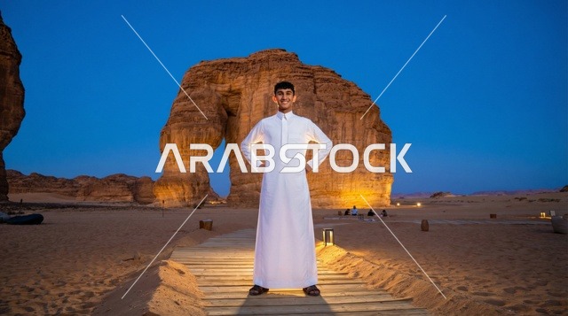 رجل سعودي عند جبل الفيل في العلا ليلاً